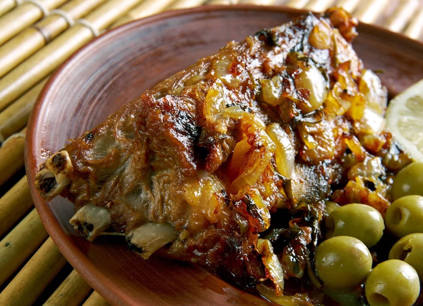 Agneau rôti avec de la sauce Varech. Cuisine galloise